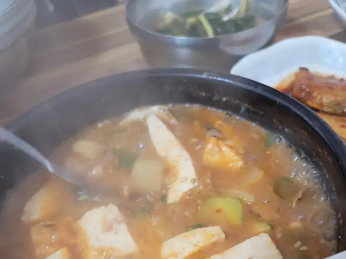 김이 모락모락 나는 된장찌개 클로즈업
