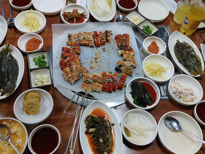잘 구워진 장어구이와 다양한 곁들임 반찬