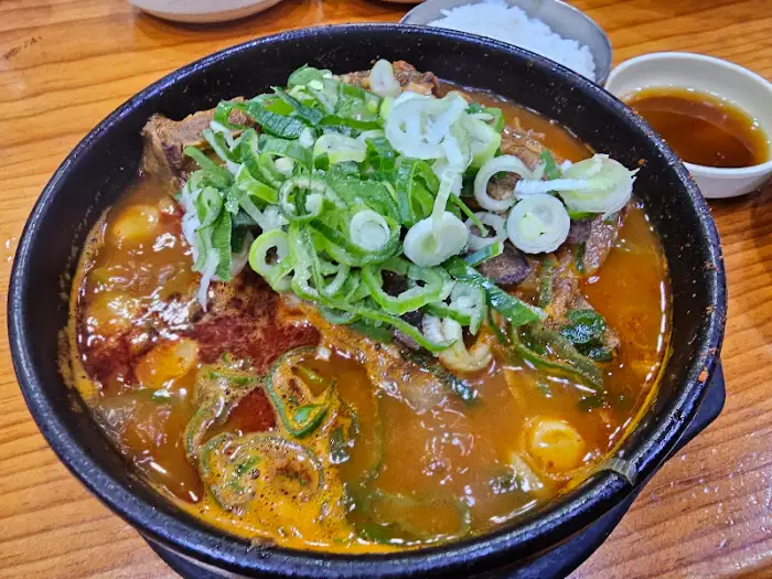 시골집얼큰한뼈해장국 메인 뼈해장국 비주얼