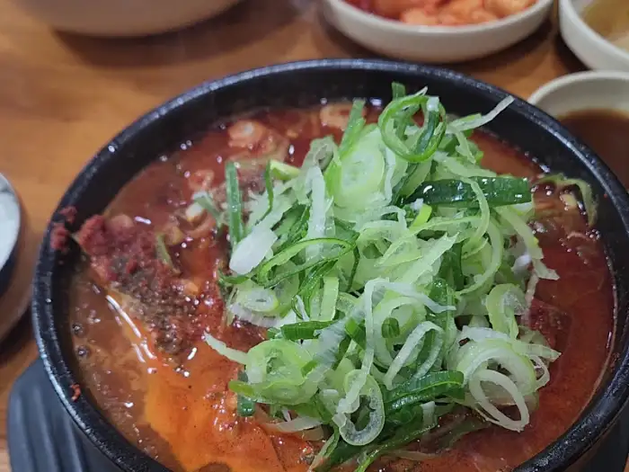 뼈해장국 국물의 진한 농도와 파채의 싱그러움