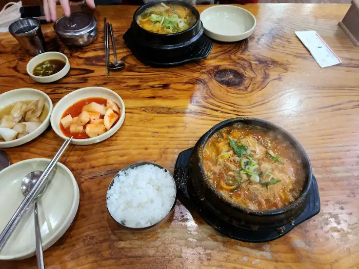테이블에 차려진 뼈해장국과 밥, 반찬들