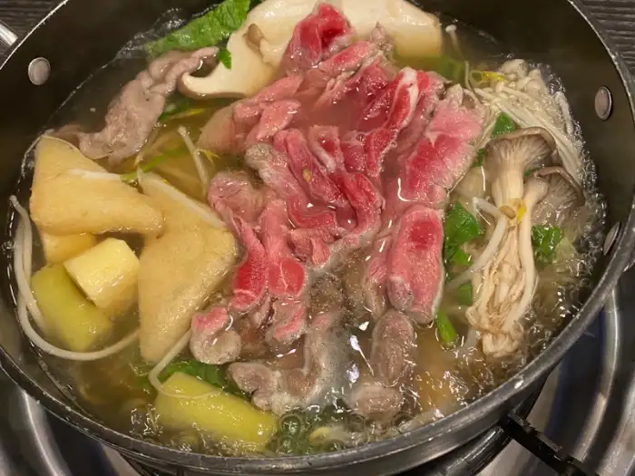 뜨거운 육수에 담겨 익어가는 신선한 소고기