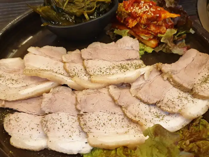 먹음직스럽게 플레이팅된 수육과 김치