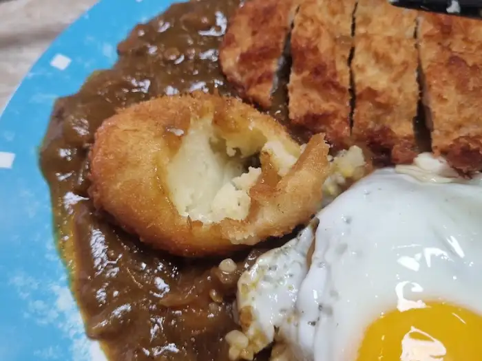 카레 위 고로케 단면
