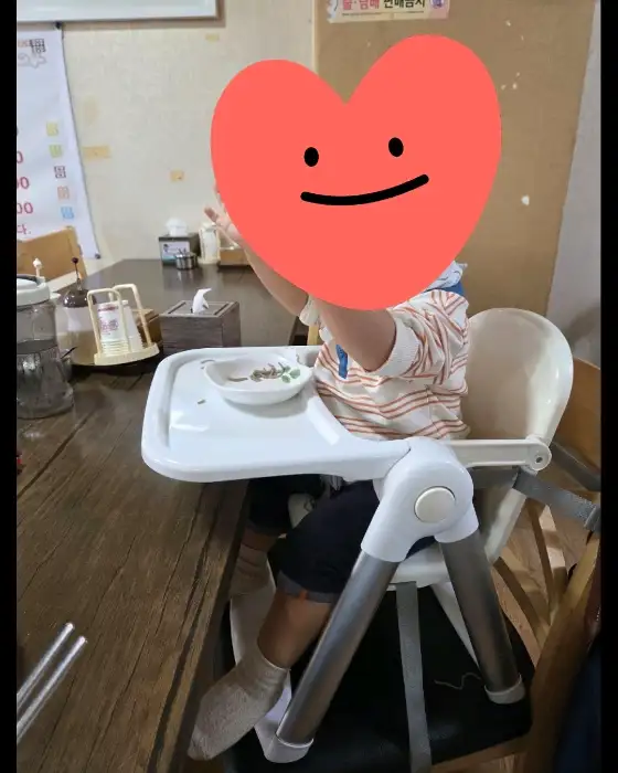아이가 아기의자에 앉아있는 모습