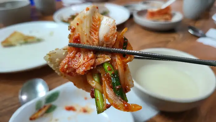 집게로 집은 김치