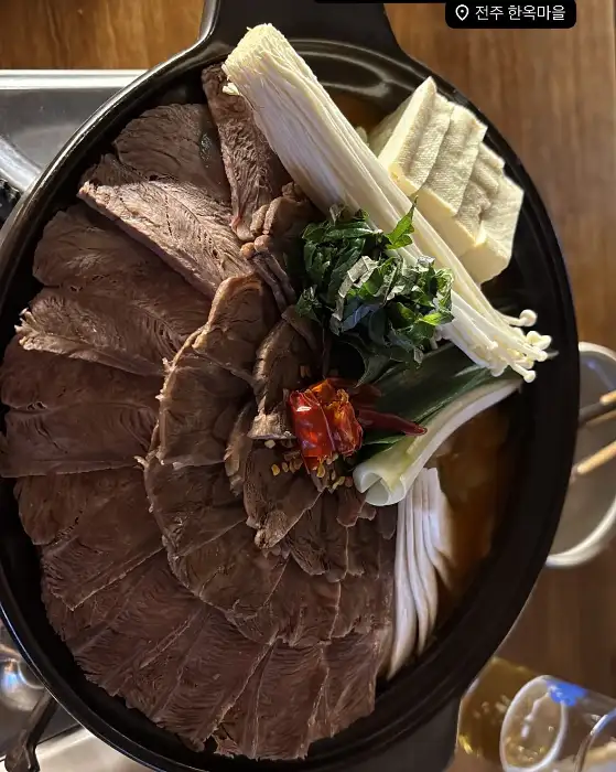 푸짐하게 끓고 있는 사태전골