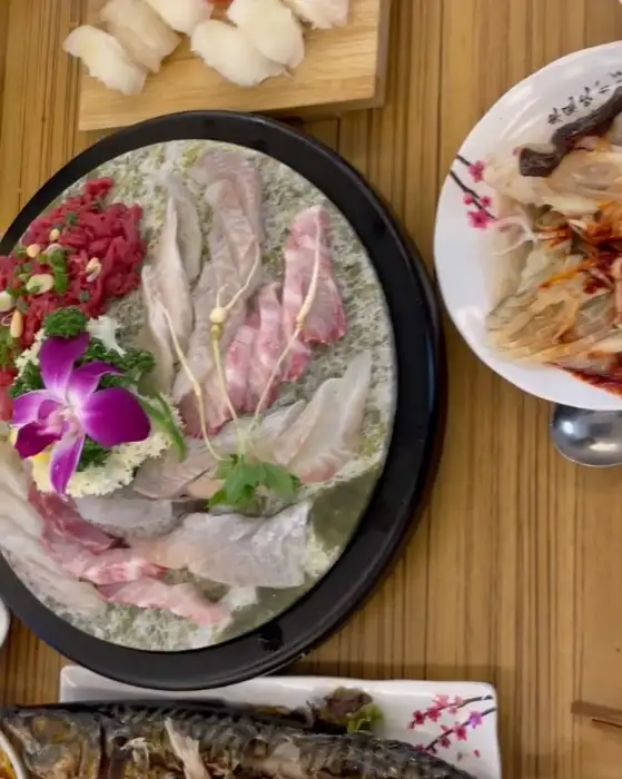 자연석 위에 플레이팅된 모듬회