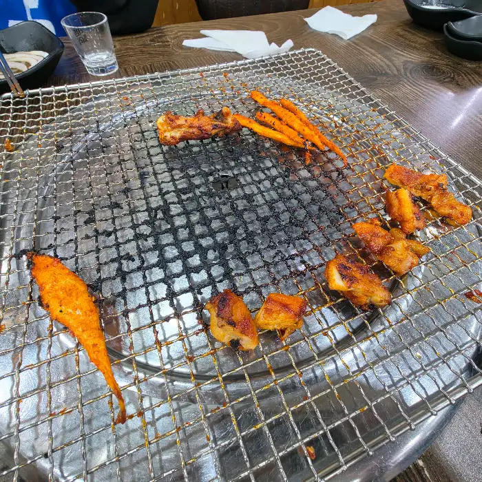 잘 구워진 닭갈비 조각들