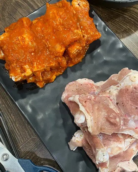 양념 닭갈비와 소금 닭갈비 비교