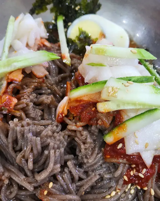 맛있게 비벼진 막국수