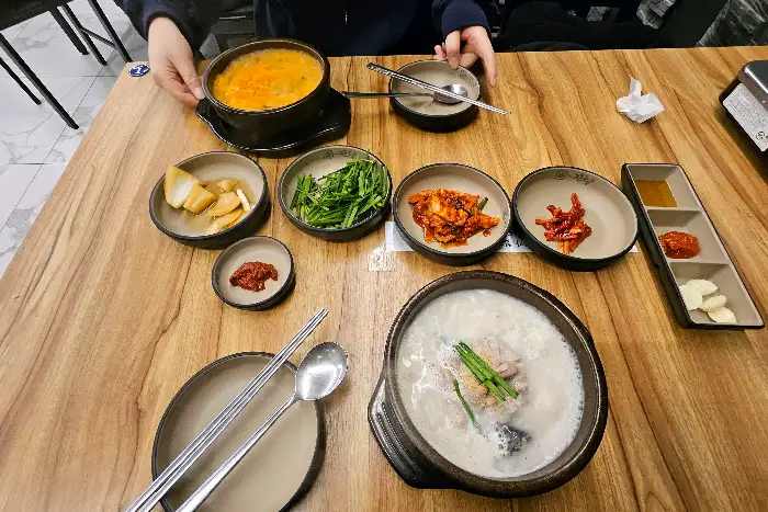 한상 가득 차려진 국밥과 밑반찬