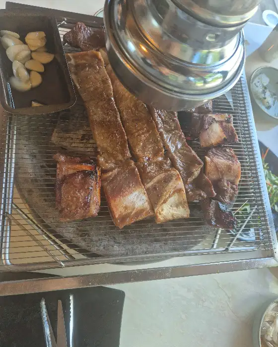 가평 갈비나라의 귀여운 강아지가 손님을 맞이하는 모습
