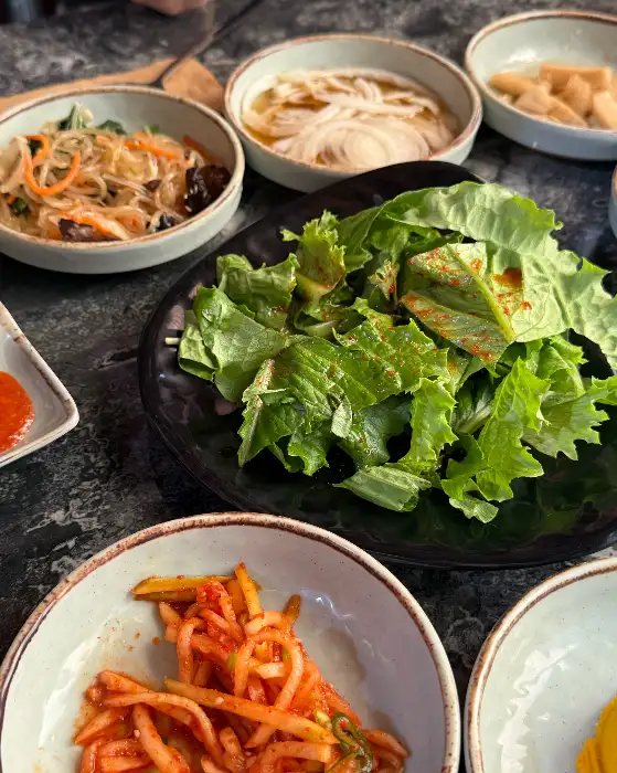 가평 갈비나라에서 제공되는 다양한 밑반찬 구성