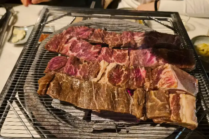 신선하고 마블링 좋은 생갈비 모습