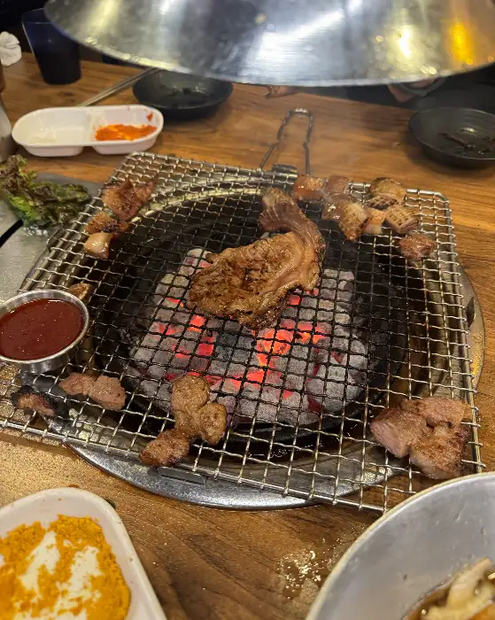 숯불 위에서 맛있게 익어가는 소갈비살