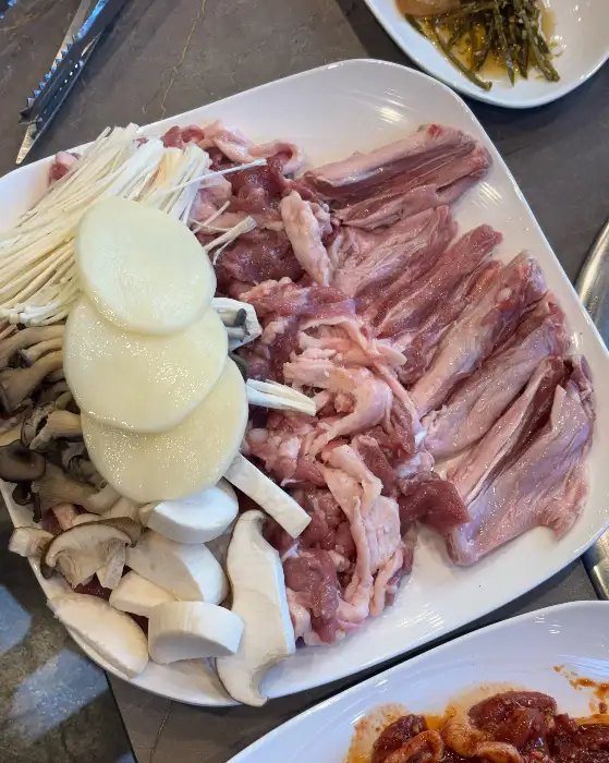 양념된 오리불고기와 떡