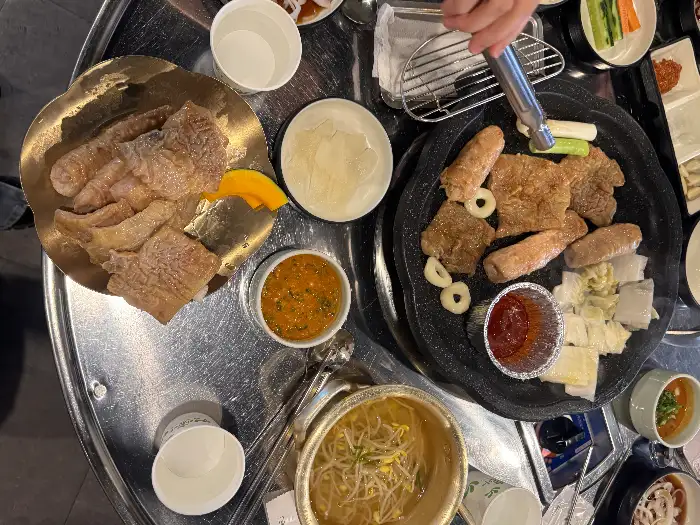 테이블에 차려진 다양한 음식들