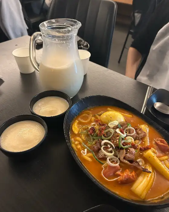 곱창 마라 로제 우동과 함께 나온 우유 혹은 막걸리