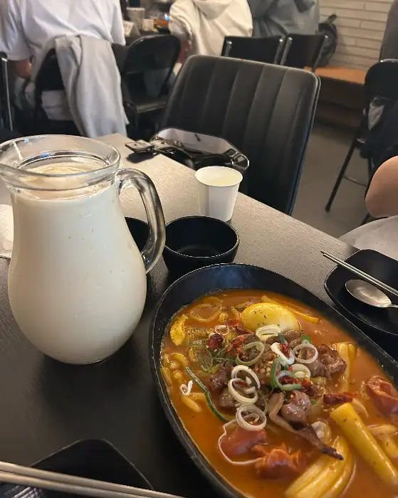 곱창 마라 로제 우동과 핑크빛 딸기 막걸리