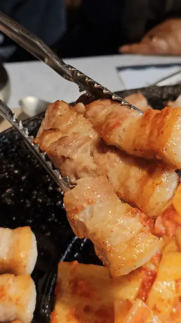 집게로 고기 집는 모습