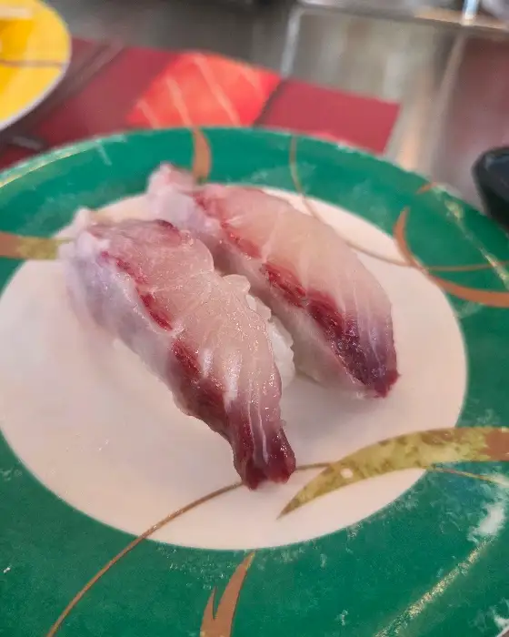 신선한 광어 초밥 두 점