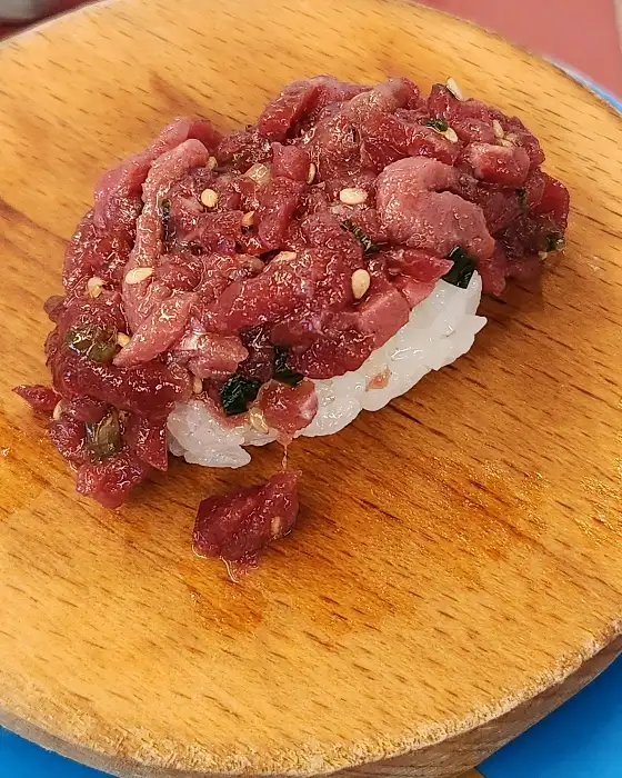 나무 접시 위에 올려진 푸짐한 육회 초밥