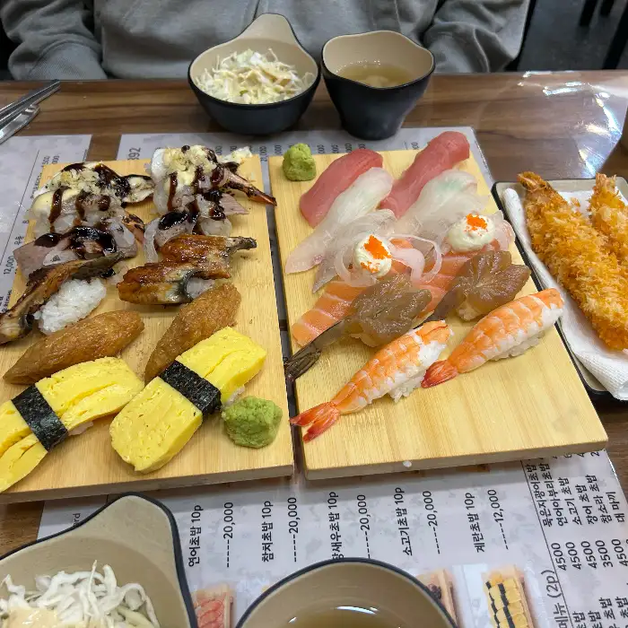 냉모밀과 초밥, 사시미가 함께 제공되는 만족세트의 모습