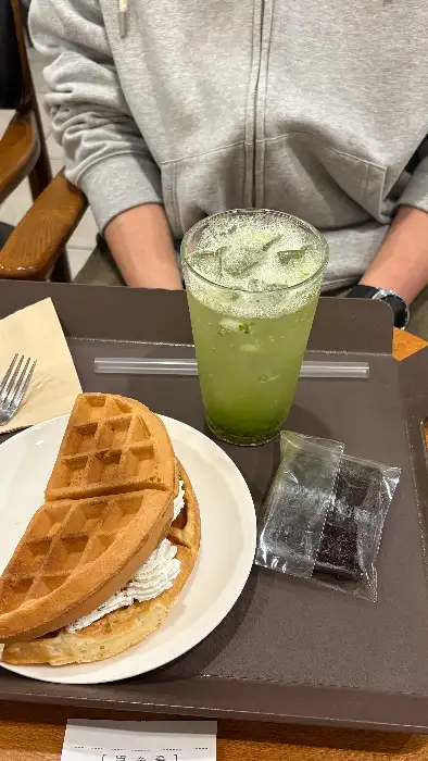 와플과 그린 음료