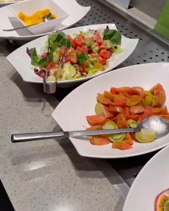 신선한 샐러드와 토마토가 담긴 접시