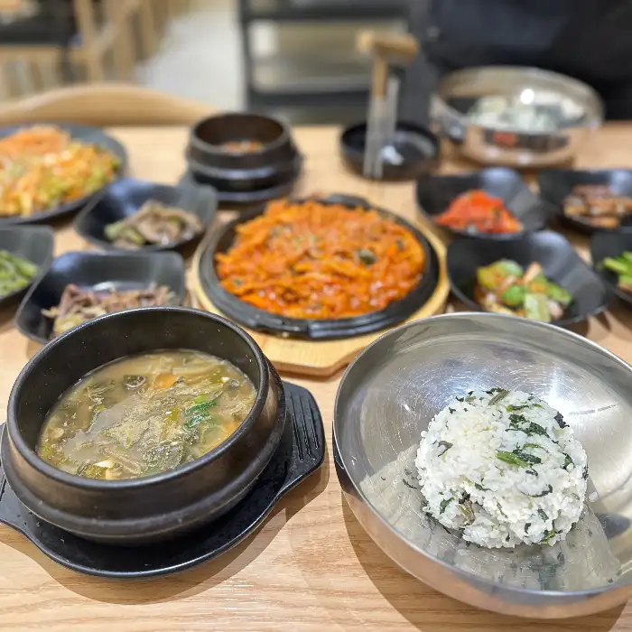 정갈하게 차려진 길식당 한상차림