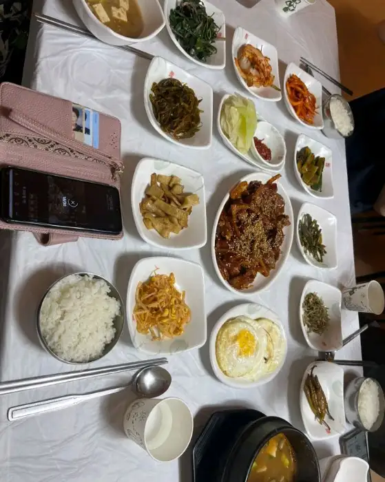 다양한 나물 반찬과 계란 프라이