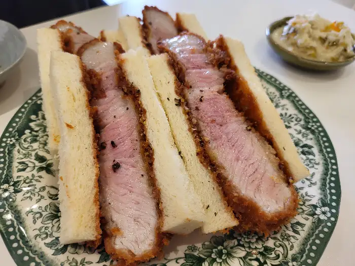 잘 차려진 돈까스 샌드위치