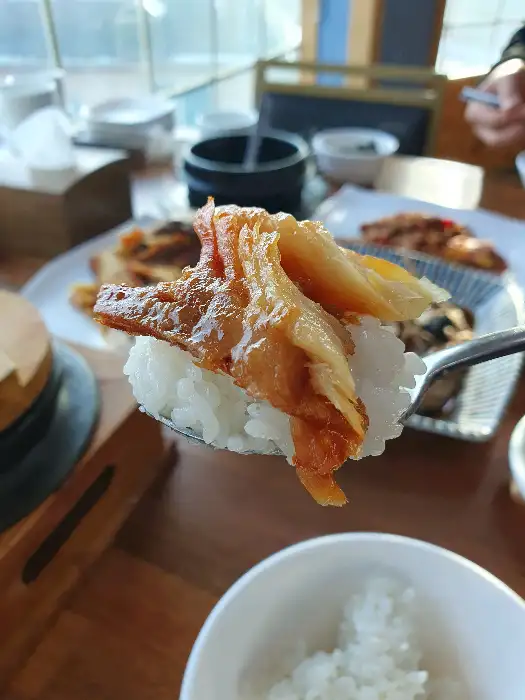 밥과 함께 나온 생선 요리