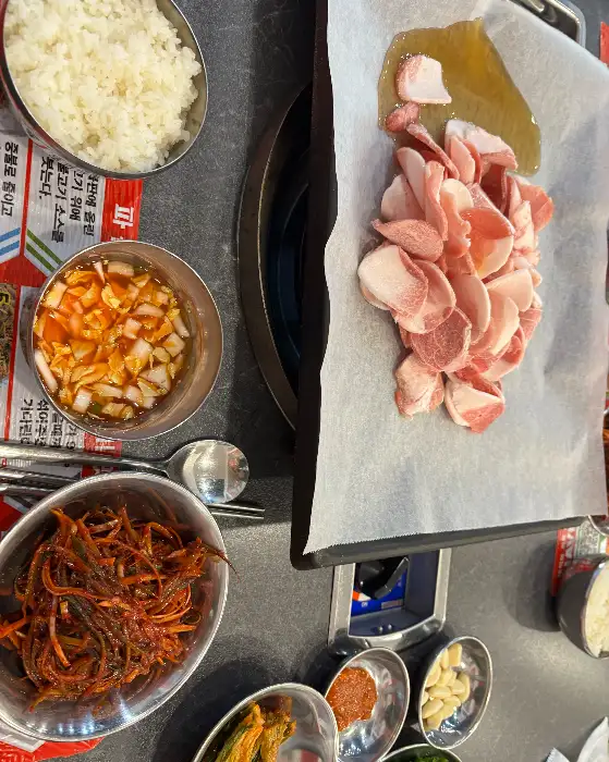 밥과 함께 볶아낸 먹음직스러운 볶음밥