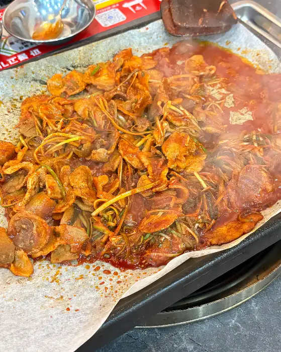 철판 위에서 익어가는 매콤한 쭈꾸미