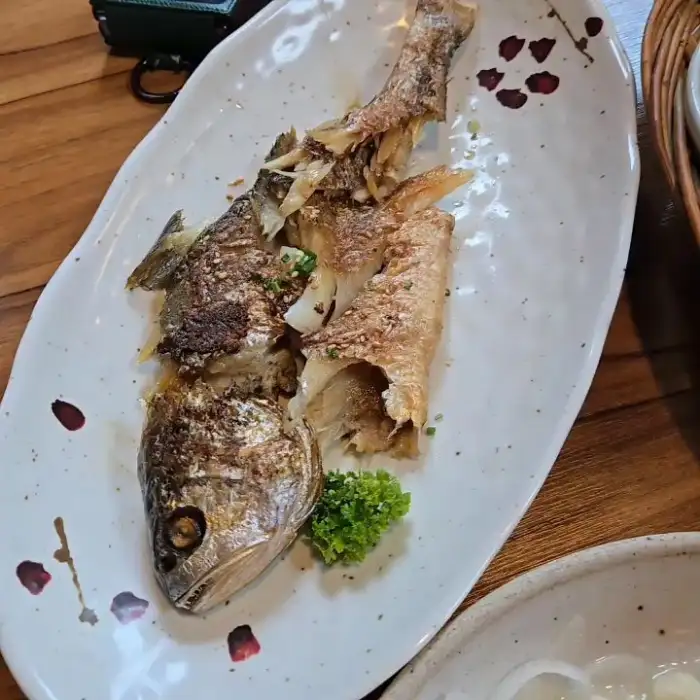 잘 구워진 보리굴비 한 마리가 접시에 담겨 있는 모습