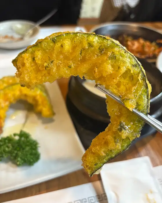 다섯 개의 조각으로 나뉜 갈색 고기 요리가 접시에 담겨 있음