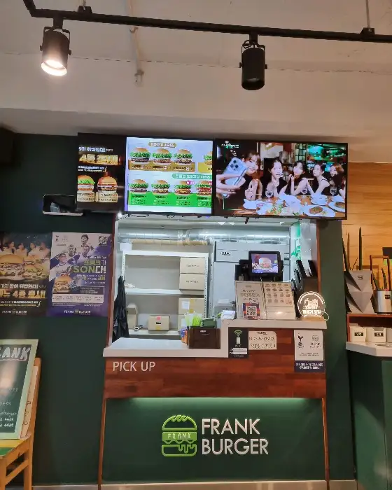 프랭크버거 픽업대와 메뉴판