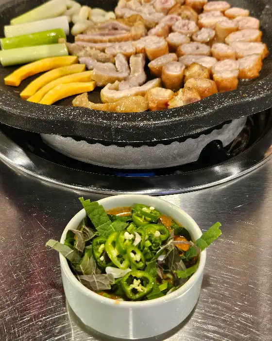 막창과 쌈 채소, 소스가 함께 담긴 모습