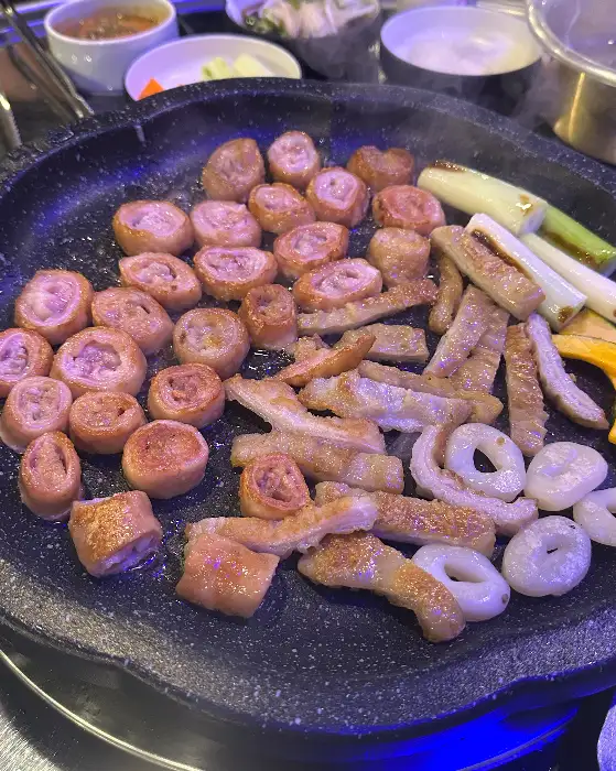 다양한 종류의 막창과 곁들임 메뉴