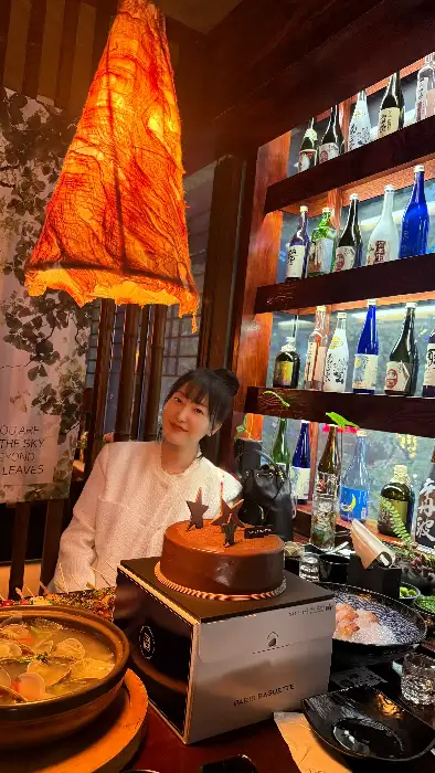 가게 내부와 샹들리에