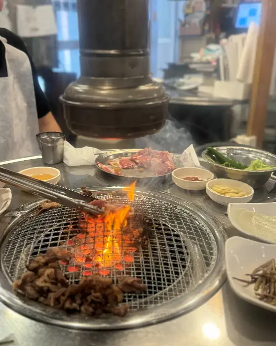 연탄불 위에서 지글거리는 고기