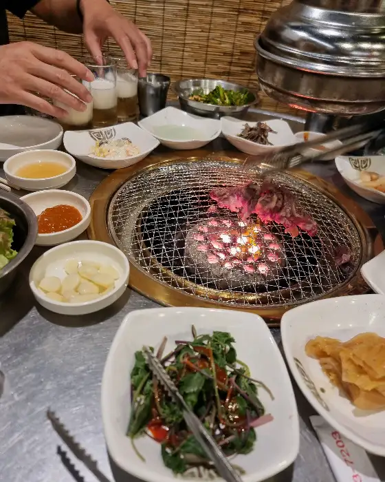 푸짐하게 차려진 반찬과 고기