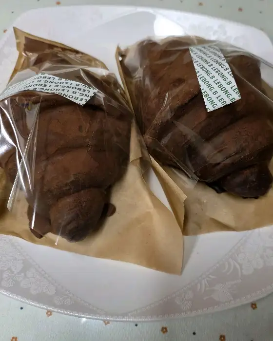 포장된 초코 크루아상 두 개