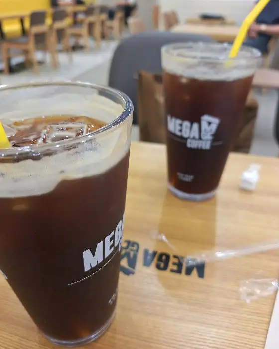 메가MGC커피 로고가 새겨진 컵