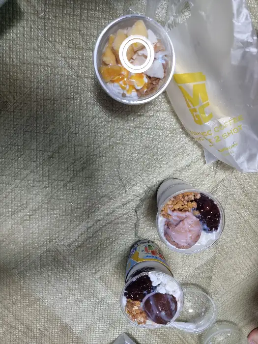 다양한 디저트 컵들