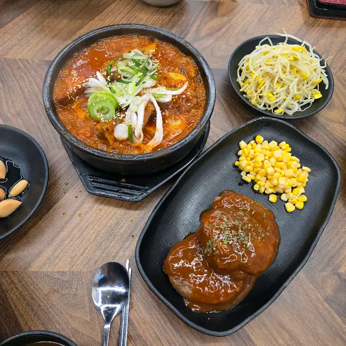 갈비찜과 곁들임 메뉴