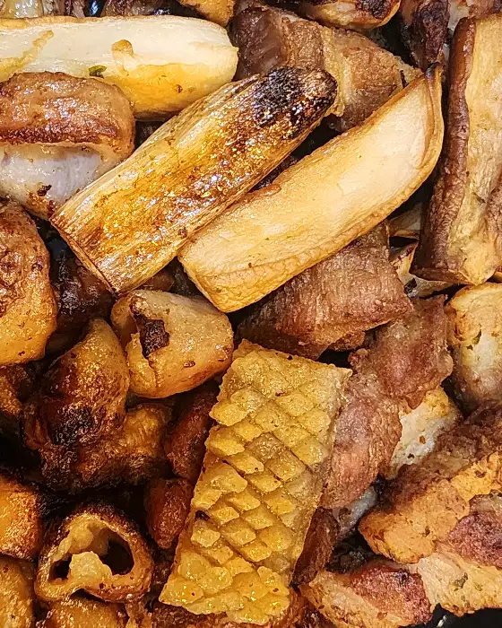 김치찌개가 뚝배기에 담겨 나옵니다.