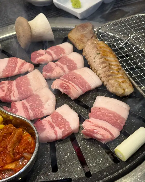 고기와 김치찌개가 함께 차려진 상차림.